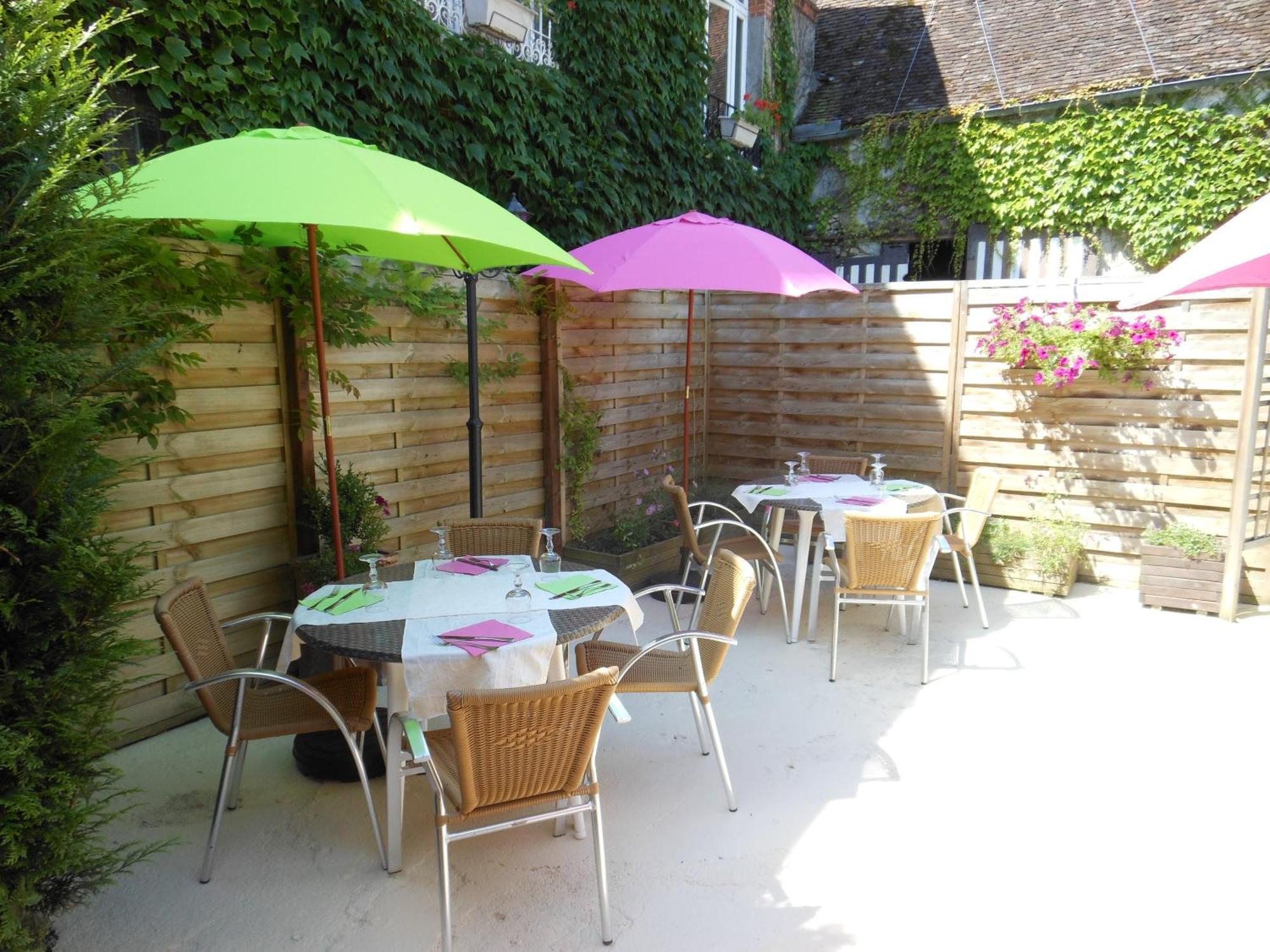 Logis - Hotel Restaurant L'Ecu De France Malesherbes Bagian luar foto