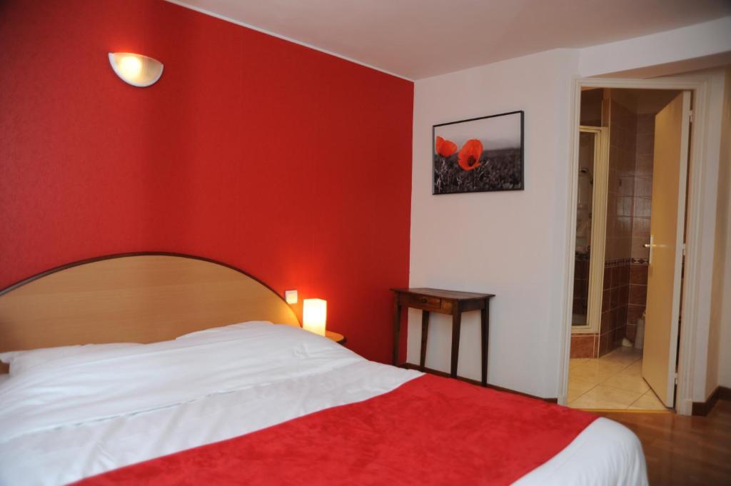 Logis - Hotel Restaurant L'Ecu De France Malesherbes Ruang foto