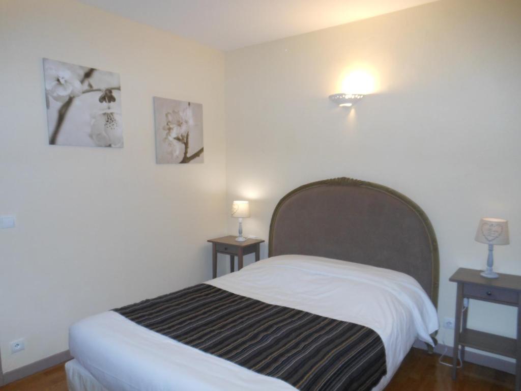 Logis - Hotel Restaurant L'Ecu De France Malesherbes Ruang foto